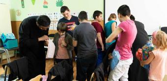 Activitate social-filantropică pentru copiii cu nevoi speciale de la două şcoli din Galaţi Activitate social-filantropică pentru copiii cu nevoi speciale de la două şcoli din Galaţi