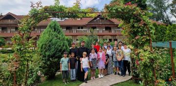 Tineri din Parohia „Adormirea Maicii Domnului” din Tecuci, pelerini la mănăstiri din Arhiepiscopia Dunării de Jos