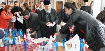 Prezenţă rugătoare, daruri pentru igienă personală şi alimente pentru cei din carantină, în prezenţa prefectului judeţului Galaţi Prezenţă rugătoare, daruri pentru igienă personală şi alimente pentru cei din carantină, în prezenţa prefectului judeţului Galaţi