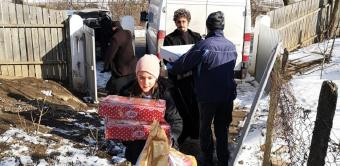 Încă o familie cu 10 copii în nordul judeţului Galaţi a primit sprijin din partea Arhiepiscopiei Dunării de Jos Încă o familie cu 10 copii în nordul judeţului Galaţi a primit sprijin din partea Arhiepiscopiei Dunării de Jos