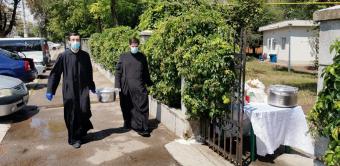 Centrul Eparhial a oferit o masă caldă şi măşti de protecţie pentru 30 de persoane Centrul Eparhial a oferit o masă caldă şi măşti de protecţie pentru 30 de persoane