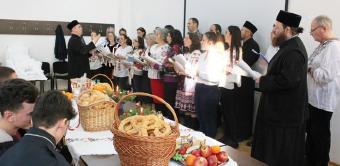 Studenţii şi masteranzii gălăţeni şi-au colindat profesorii şi colegii Studenţii şi masteranzii gălăţeni şi-au colindat profesorii şi colegii