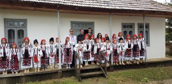 Tineri din satul românesc din sudul Moldovei în vizită la locuri emblematice din București Tineri din satul românesc din sudul Moldovei în vizită la locuri emblematice din București