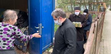 Daruri pentru bătrâni și copii cu sprijinul Protoieriei Nicorești Daruri pentru bătrâni și copii cu sprijinul Protoieriei Nicorești