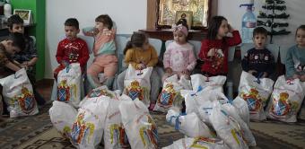 Daruri pentru copiii de la Grădiniţa parohială „Familia“ din Brăila