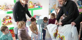 Daruri pentru copiii de la Grădiniţa parohială „Familia“