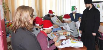 Daruri pentru copiii de la Şcoala Specială nr. 2 „Constantin Pufan“ din Galaţi Daruri pentru copiii de la Şcoala Specială nr. 2 „Constantin Pufan“ din Galaţi