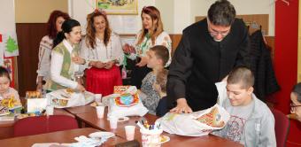 Copiii Şcolii Speciale „Constantin Pufan“ din Galaţi au primit daruri din partea Arhiepiscopiei Dunării de Jos Copiii Şcolii Speciale „Constantin Pufan“ din Galaţi au primit daruri din partea Arhiepiscopiei Dunării de Jos