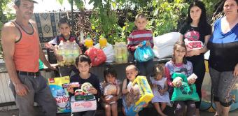 Daruri pentru familia cu 10 copii din localitatea Mălureni, județul Galați Daruri pentru familia cu 10 copii din localitatea Mălureni, județul Galați