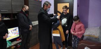 Parohia „Naşterea Domnului“ din Brăila a oferit daruri familiilor nevoiaşe Parohia „Naşterea Domnului“ din Brăila a oferit daruri familiilor nevoiaşe