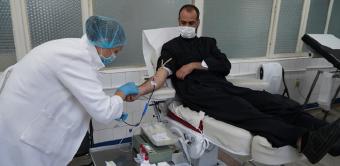 Săptămânal preoţi şi credincioşi din Arhiepiscopia Dunării se mobilizează pentru a dona sânge Săptămânal preoţi şi credincioşi din Arhiepiscopia Dunării se mobilizează pentru a dona sânge