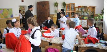 Ghiozdane şi rechizite şcolare pentru 4.000 de copii din Arhiepiscopia Dunării de Jos Ghiozdane şi rechizite şcolare pentru 4.000 de copii din Arhiepiscopia Dunării de Jos