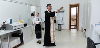 Centrul de asistenţă medicală „Sfinţii Doctori fără de arginţi Cosma şi Damian“ din Galaţi şi-a sărbătorit ocrotitorii spirituali Centrul de asistenţă medicală „Sfinţii Doctori fără de arginţi Cosma şi Damian“ din Galaţi şi-a sărbătorit ocrotitorii spirituali