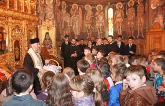 Înaltpreasfinţitul Părinte Arhiepiscop Casian a oferit daruri copiilor şi tinerilor de la Seminarul Teologic „Sfântul Apostol Andrei” din Galaţi Înaltpreasfinţitul Părinte Arhiepiscop Casian a oferit daruri copiilor şi tinerilor de la Seminarul Teologic „Sfântul Apostol Andrei” din Galaţi