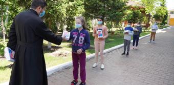 Chiriarhul Dunării de Jos sprijină elevii cu tablete electronice pentru şcoala online Chiriarhul Dunării de Jos sprijină elevii cu tablete electronice pentru şcoala online