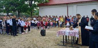 Școala și elevii din localitatea Căuiești au fost binecuvântați pentru un nou început de an școlar