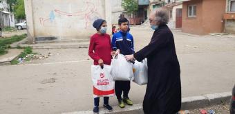 Parohia „Sfânta Cuvioasă Parascheva“ din Galați continuă ajutorarea persoanelor nevoiașe Parohia „Sfânta Cuvioasă Parascheva“ din Galați continuă ajutorarea persoanelor nevoiașe