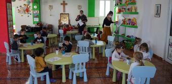 Daruri pentru copiii de la Grădiniţa „Familia“ din Brăila Daruri pentru copiii de la Grădiniţa „Familia“ din Brăila