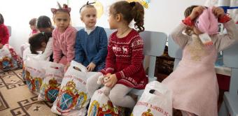 Serbare dedicată Sfântului Ierarh Nicolae la Grădiniţa „Familia“ din Brăila Serbare dedicată Sfântului Ierarh Nicolae la Grădiniţa „Familia“ din Brăila
