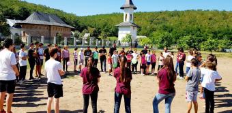 Educaţie creştină şi rugăciune de copil în tabăra de la Mănăstirea „Sfinţii Martiri Brâncoveni“ - Cârlomăneşti Educaţie creştină şi rugăciune de copil în tabăra de la Mănăstirea „Sfinţii Martiri Brâncoveni“ - Cârlomăneşti