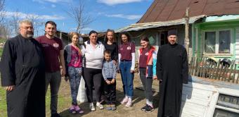 Tineri tecuceni implicați în ajutorarea unor familii nevoiașe Tineri tecuceni implicați în ajutorarea unor familii nevoiașe