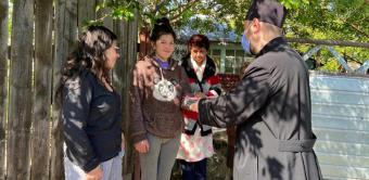 Trei familii cu mulți copii din zona Nicorești au primit telefoane pentru orele online Trei familii cu mulți copii din zona Nicorești au primit telefoane pentru orele online