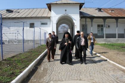 Vizita pascală a IPS Arhiepiscop Casian la Penitenciarul din Galaţi – fotografia 1