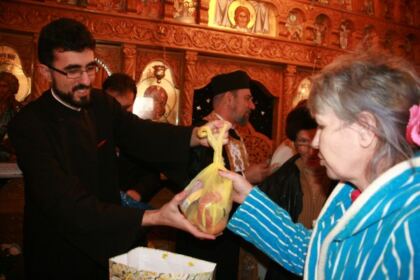 Activităţi social filantropice, la Duminica Sfintei Cruci, în Arhiepiscopia Dunării de Jos – fotografia 5