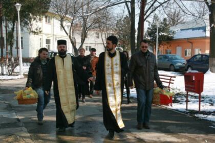 Activităţi social filantropice, la Duminica Sfintei Cruci, în Arhiepiscopia Dunării de Jos – fotografia 8
