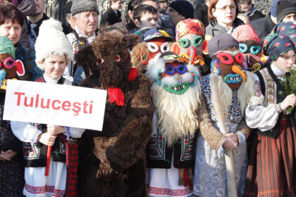 Festivalul de datini şi obiceiuri la Naşterea Domnului şi Anul Nou „Tudor Pamfile” – fotografia 11