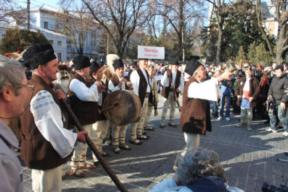 Festivalul de datini şi obiceiuri la Naşterea Domnului şi Anul Nou „Tudor Pamfile” – fotografia 17
