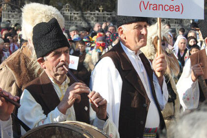 Festivalul de datini şi obiceiuri la Naşterea Domnului şi Anul Nou „Tudor Pamfile” – fotografia 18