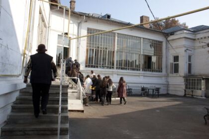 Tineri în vizită la Căminul de bătrâni „Sfântul Nicolae” din Brăila – fotografia 2