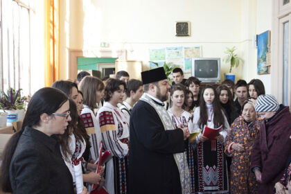 Tineri în vizită la Căminul de bătrâni „Sfântul Nicolae” din Brăila – fotografia 6