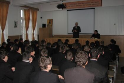 Simpozion dedicat poetului national Mihai Eminescu la Seminarul Teologic „Sfântul Apostol Andrei” din Galaţi – fotografia 4