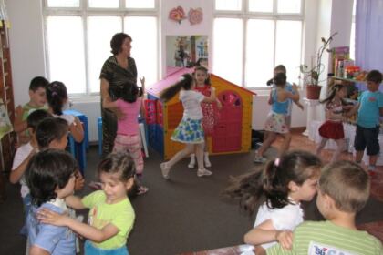 Manifestări cultural-artistice de Ziua Copilului, la Grădiniţa parohială „Familia” din municipiul Brăila – fotografia 6