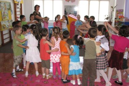 Manifestări cultural-artistice de Ziua Copilului, la Grădiniţa parohială „Familia” din municipiul Brăila – fotografia 8