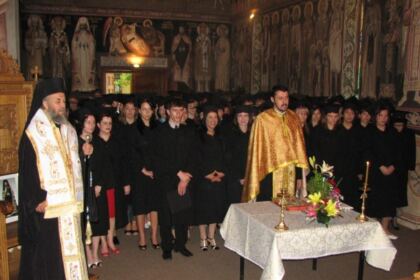 Cursul festiv al absolvenţilor Secţiei Farmacie, din cadrul Facultăţii de Medicină şi Farmacie-Galaţi – fotografia 1