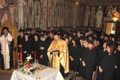 Cursul festiv al absolvenţilor Secţiei Farmacie, din cadrul Facultăţii de Medicină şi Farmacie-Galaţi – fotografia 3