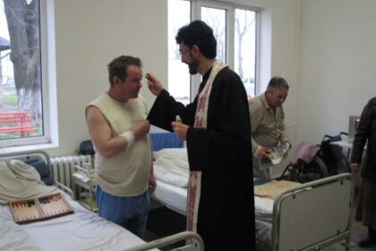 Activităţi social filantropice,  la Duminica Sfintei Cruci,  în Arhiepiscopia Dunării de Jos – fotografia 5