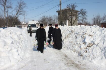 Arhiepiscopia Dunării de Jos sprijină familiilor afectate de căderile masive de zăpadă din Arhiepiscopia Buzăului şi Vrancei – fotografia 5