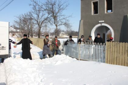 Arhiepiscopia Dunării de Jos sprijină familiilor afectate de căderile masive de zăpadă din Arhiepiscopia Buzăului şi Vrancei – fotografia 8
