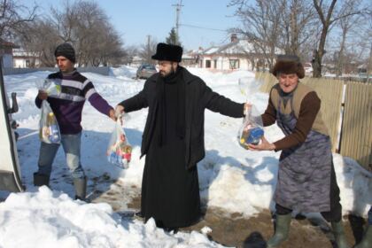 Arhiepiscopia Dunării de Jos sprijină familiilor afectate de căderile masive de zăpadă din Arhiepiscopia Buzăului şi Vrancei – fotografia 9