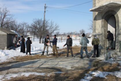 Arhiepiscopia Dunării de Jos sprijină familiilor afectate de căderile masive de zăpadă din Arhiepiscopia Buzăului şi Vrancei – fotografia 13