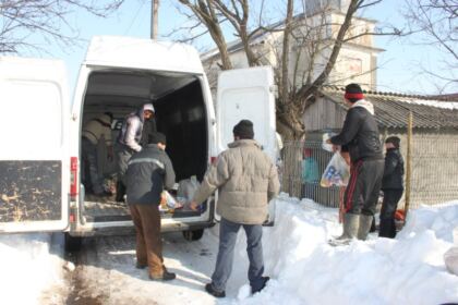 Arhiepiscopia Dunării de Jos sprijină familiilor afectate de căderile masive de zăpadă din Arhiepiscopia Buzăului şi Vrancei – fotografia 15