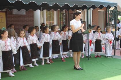 Manifestări cultural-artistice de Ziua Copilului la Aşezământul „Sfântul Vasile cel Mare“ din municipiul Galaţi, la Grădiniţa „Familia“ şi la Penitenciarul de Minori şi Tineri din Brăila – fotografia 1