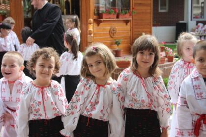 Manifestări cultural-artistice de Ziua Copilului la Aşezământul „Sfântul Vasile cel Mare“ din municipiul Galaţi, la Grădiniţa „Familia“ şi la Penitenciarul de Minori şi Tineri din Brăila – fotografia 3