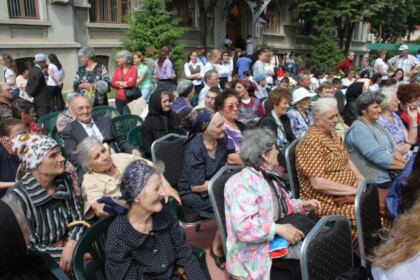 Manifestări cultural-artistice de Ziua Copilului la Aşezământul „Sfântul Vasile cel Mare“ din municipiul Galaţi, la Grădiniţa „Familia“ şi la Penitenciarul de Minori şi Tineri din Brăila – fotografia 7