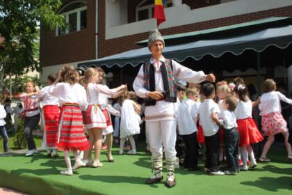 Manifestări cultural-artistice de Ziua Copilului la Aşezământul „Sfântul Vasile cel Mare“ din municipiul Galaţi, la Grădiniţa „Familia“ şi la Penitenciarul de Minori şi Tineri din Brăila – fotografia 10