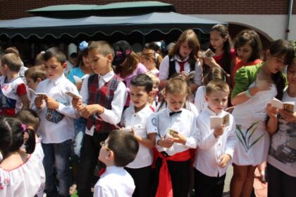 Manifestări cultural-artistice de Ziua Copilului la Aşezământul „Sfântul Vasile cel Mare“ din municipiul Galaţi, la Grădiniţa „Familia“ şi la Penitenciarul de Minori şi Tineri din Brăila – fotografia 17